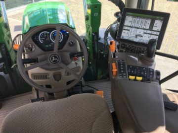 Traktor John Deere 6215R sisevaade